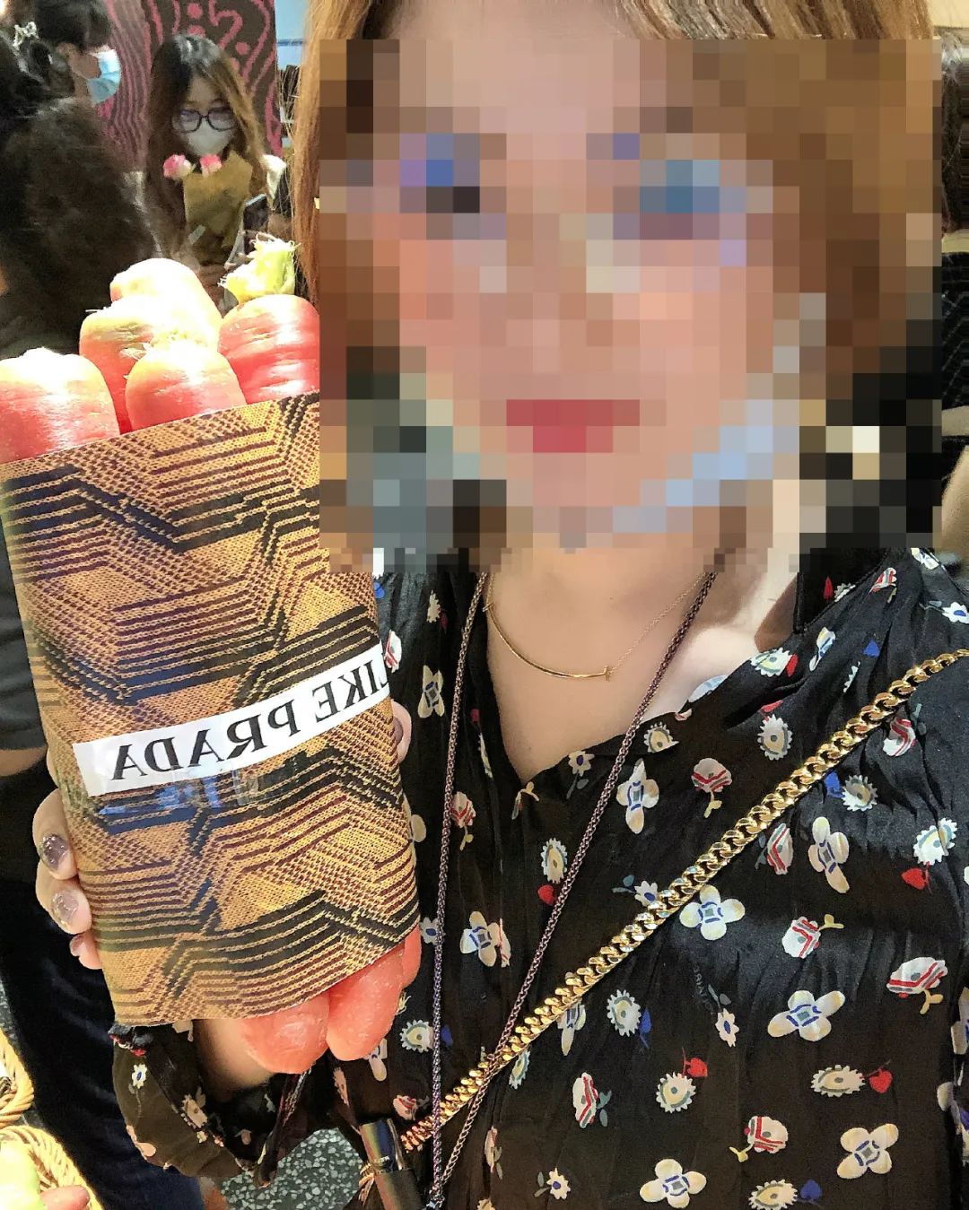 上海Prada菜场外,女子一个举动让人瞠目结舌!网友:现实版买椟还珠休闲区蓝鸢梦想 - Www.slyday.coM 上海Prada菜场外,女子一个举动让人瞠目结舌!网友:现实版买椟还珠休闲区蓝鸢梦想 - Www.slyday.coM