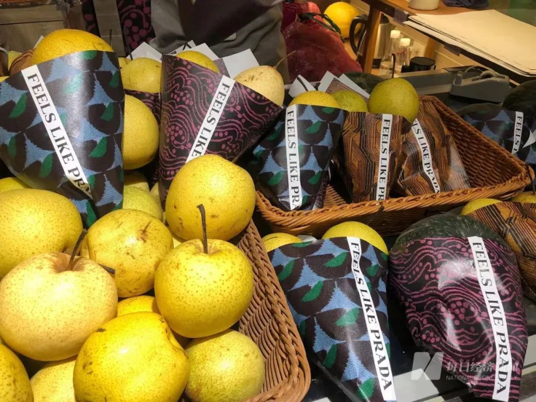 买菜就送Prada手袋?菜市场外,女子一个举动让人瞠目结舌休闲区蓝鸢梦想 - Www.slyday.coM 买菜就送Prada手袋?菜市场外,女子一个举动让人瞠目结舌休闲区蓝鸢梦想 - Www.slyday.coM