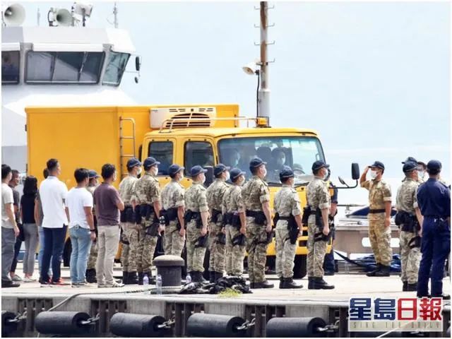 林婉仪的遗体被移送殓房时，同事列队道别。图源：香港星岛日报