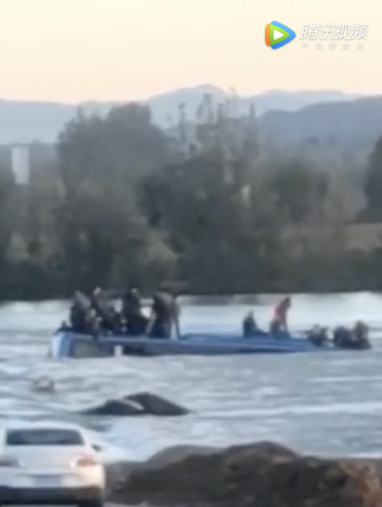 仍在搜救!河北一通勤班车坠河,51人落水救出38人!司机被控制休闲区蓝鸢梦想 - Www.slyday.coM 仍在搜救!河北一通勤班车坠河,51人落水救出38人!司机被控制休闲区蓝鸢梦想 - Www.slyday.coM