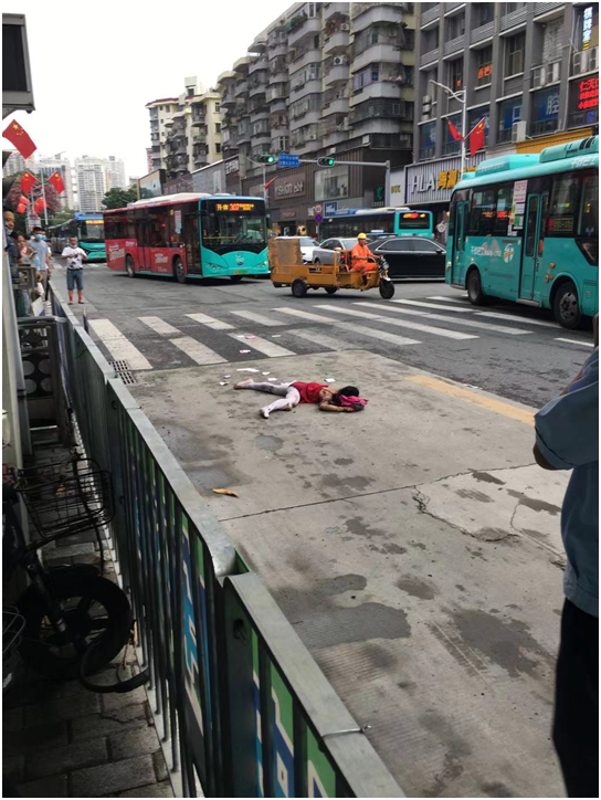 悲剧!女童斑马线上过马路,被公交车卷入车底休闲区蓝鸢梦想 - Www.slyday.coM 悲剧!女童斑马线上过马路,被公交车卷入车底休闲区蓝鸢梦想 - Www.slyday.coM