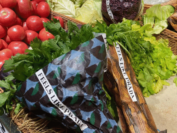 拍完照就把好端端的芹菜全部扔掉!上海Prada菜场外,女子这一举动看呆路人休闲区蓝鸢梦想 - Www.slyday.coM 拍完照就把好端端的芹菜全部扔掉!上海Prada菜场外,女子这一举动看呆路人休闲区蓝鸢梦想 - Www.slyday.coM