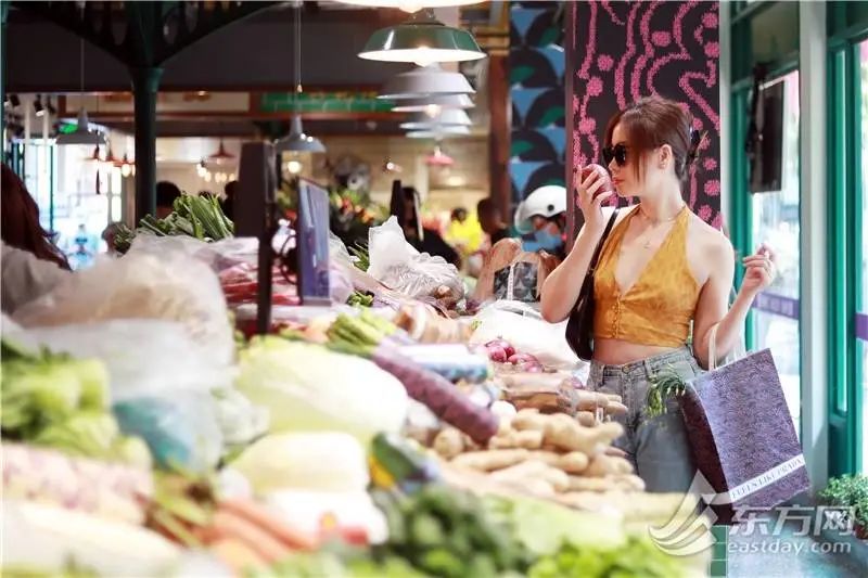 拍完照就把好端端的芹菜全部扔掉!上海Prada菜场外,女子这一举动看呆路人休闲区蓝鸢梦想 - Www.slyday.coM 拍完照就把好端端的芹菜全部扔掉!上海Prada菜场外,女子这一举动看呆路人休闲区蓝鸢梦想 - Www.slyday.coM
