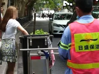 买菜就送Prada手袋?菜市场外,女子一个举动让人瞠目结舌休闲区蓝鸢梦想 - Www.slyday.coM 买菜就送Prada手袋?菜市场外,女子一个举动让人瞠目结舌休闲区蓝鸢梦想 - Www.slyday.coM