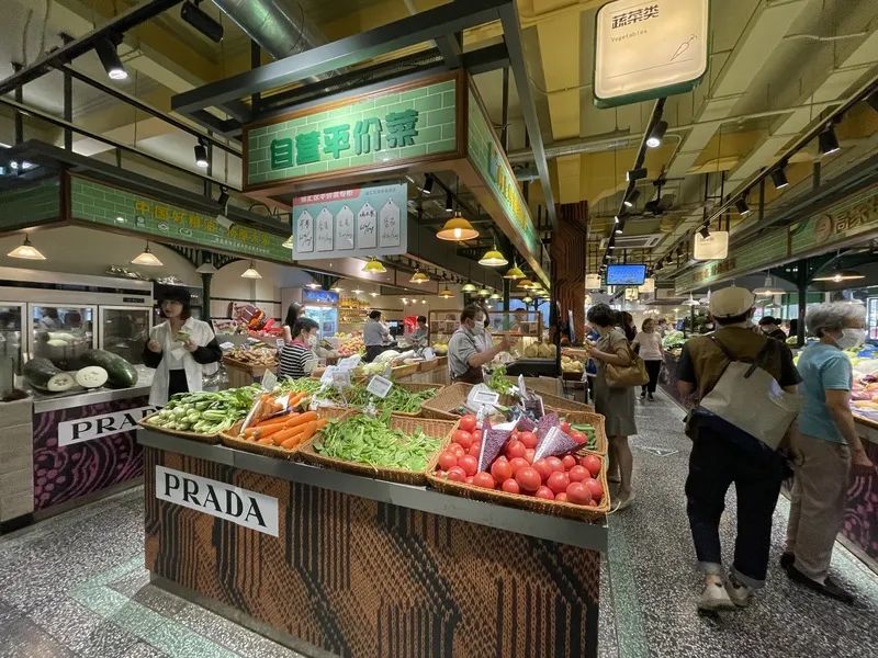 拍完照就把好端端的芹菜全部扔掉!上海Prada菜场外,女子这一举动看呆路人休闲区蓝鸢梦想 - Www.slyday.coM 拍完照就把好端端的芹菜全部扔掉!上海Prada菜场外,女子这一举动看呆路人休闲区蓝鸢梦想 - Www.slyday.coM