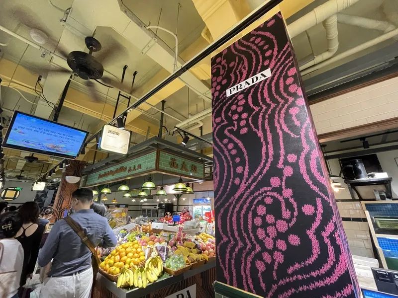 拍完照就把好端端的芹菜全部扔掉!上海Prada菜场外,女子这一举动看呆路人休闲区蓝鸢梦想 - Www.slyday.coM 拍完照就把好端端的芹菜全部扔掉!上海Prada菜场外,女子这一举动看呆路人休闲区蓝鸢梦想 - Www.slyday.coM