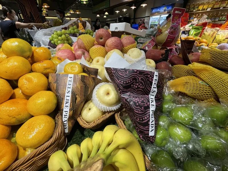 拍完照就把好端端的芹菜全部扔掉!上海Prada菜场外,女子这一举动看呆路人休闲区蓝鸢梦想 - Www.slyday.coM 拍完照就把好端端的芹菜全部扔掉!上海Prada菜场外,女子这一举动看呆路人休闲区蓝鸢梦想 - Www.slyday.coM