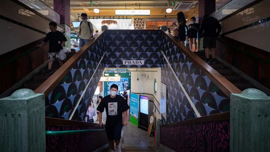 拍完照就把好端端的芹菜全部扔掉!上海Prada菜场外,女子这一举动看呆路人休闲区蓝鸢梦想 - Www.slyday.coM 拍完照就把好端端的芹菜全部扔掉!上海Prada菜场外,女子这一举动看呆路人休闲区蓝鸢梦想 - Www.slyday.coM