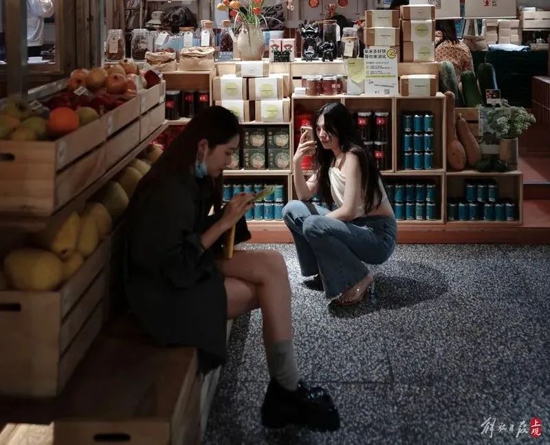 拍完照就把好端端的芹菜全部扔掉!上海Prada菜场外,女子这一举动看呆路人休闲区蓝鸢梦想 - Www.slyday.coM 拍完照就把好端端的芹菜全部扔掉!上海Prada菜场外,女子这一举动看呆路人休闲区蓝鸢梦想 - Www.slyday.coM