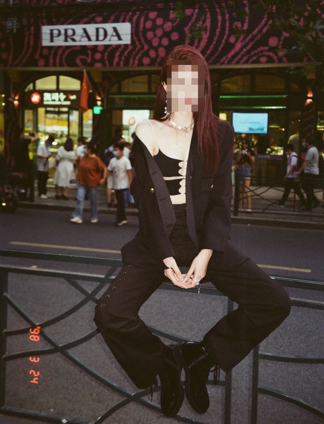 上海Prada菜场外,女子一个举动让人瞠目结舌!网友:现实版买椟还珠休闲区蓝鸢梦想 - Www.slyday.coM 上海Prada菜场外,女子一个举动让人瞠目结舌!网友:现实版买椟还珠休闲区蓝鸢梦想 - Www.slyday.coM