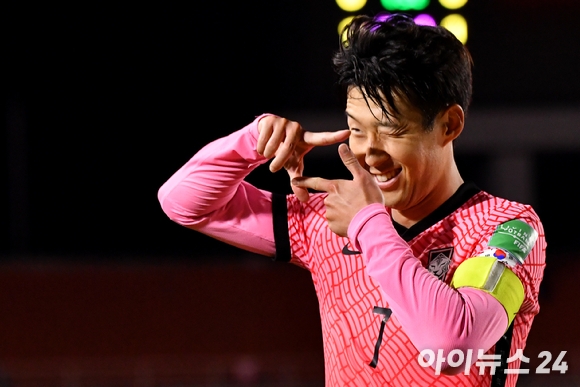 1-0！孙兴慜大爆发，奔袭50米+单刀破门，<a href=