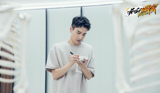 关晓彤当团宠，李易峰化身梗王，这档综艺绝了！