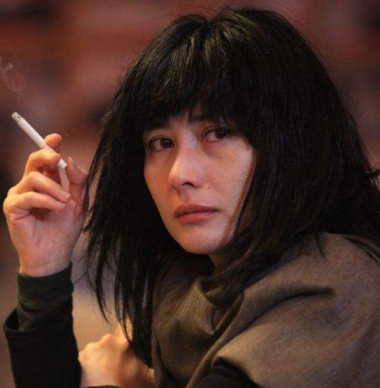 赌王女儿何超仪晒三层豪宅，丈夫也是富豪，结婚18年未生子