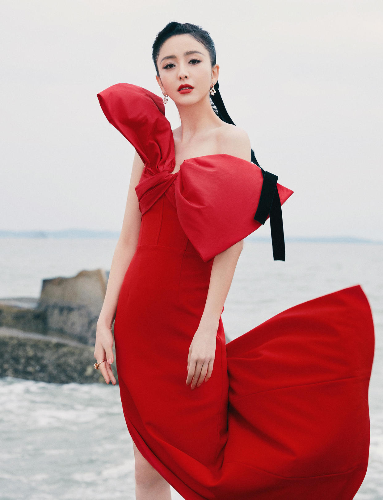 佟丽娅离婚后更大胆，穿抹胸裙出镜曲线惊艳，真是好会穿的姐姐