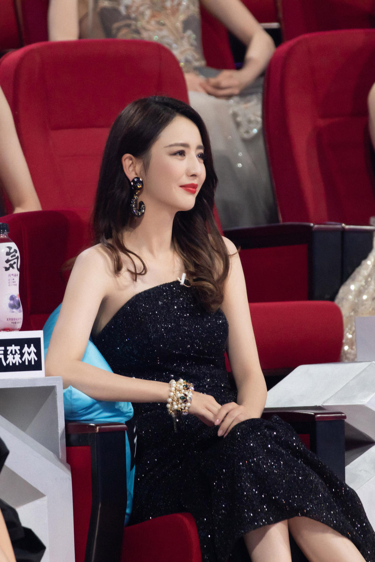 佟丽娅离婚后更大胆，穿抹胸裙出镜曲线惊艳，真是好会穿的姐姐