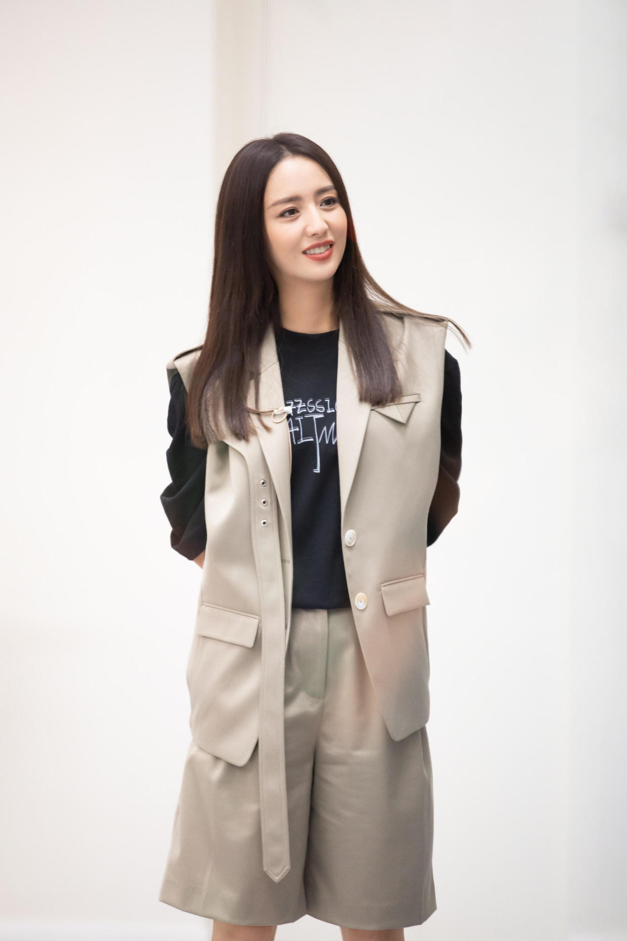 佟丽娅离婚后更大胆，穿抹胸裙出镜曲线惊艳，真是好会穿的姐姐