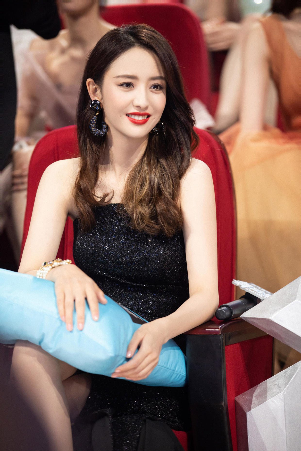 佟丽娅离婚后更大胆，穿抹胸裙出镜曲线惊艳，真是好会穿的姐姐