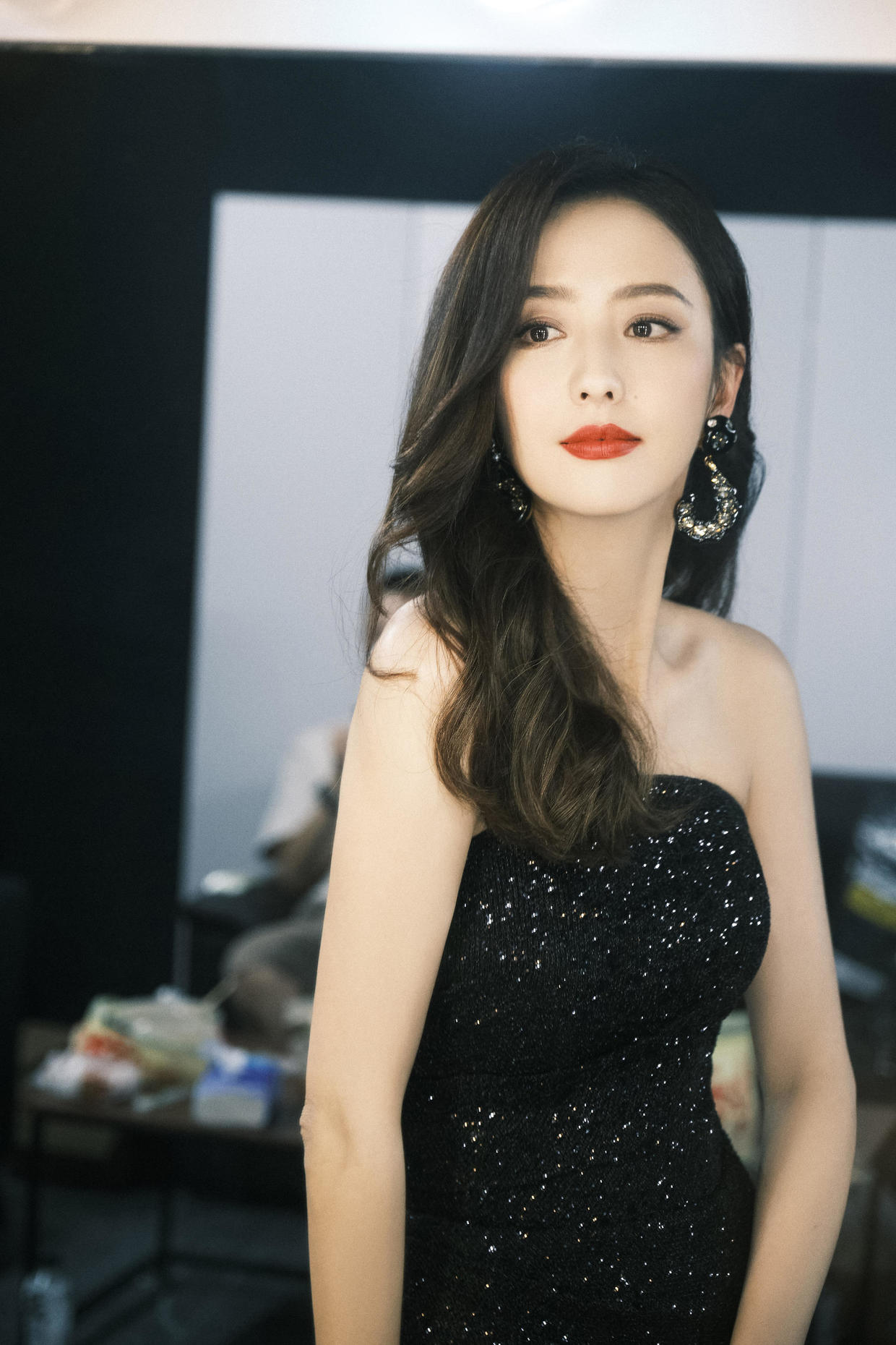 佟丽娅离婚后更大胆，穿抹胸裙出镜曲线惊艳，真是好会穿的姐姐