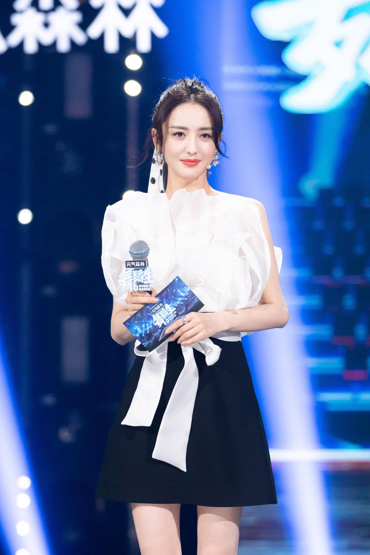佟丽娅离婚后更大胆，穿抹胸裙出镜曲线惊艳，真是好会穿的姐姐