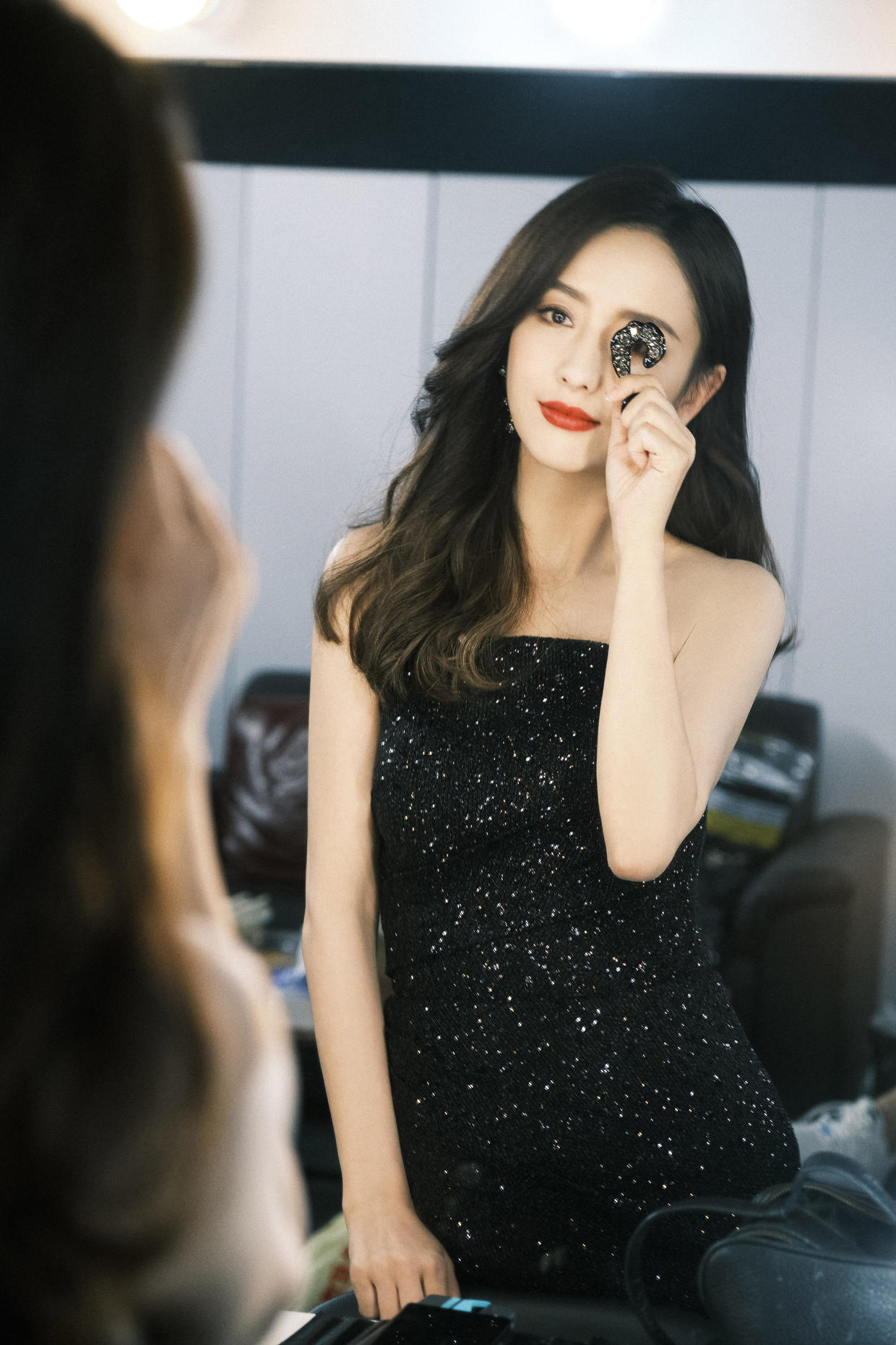 佟丽娅离婚后更大胆，穿抹胸裙出镜曲线惊艳，真是好会穿的姐姐