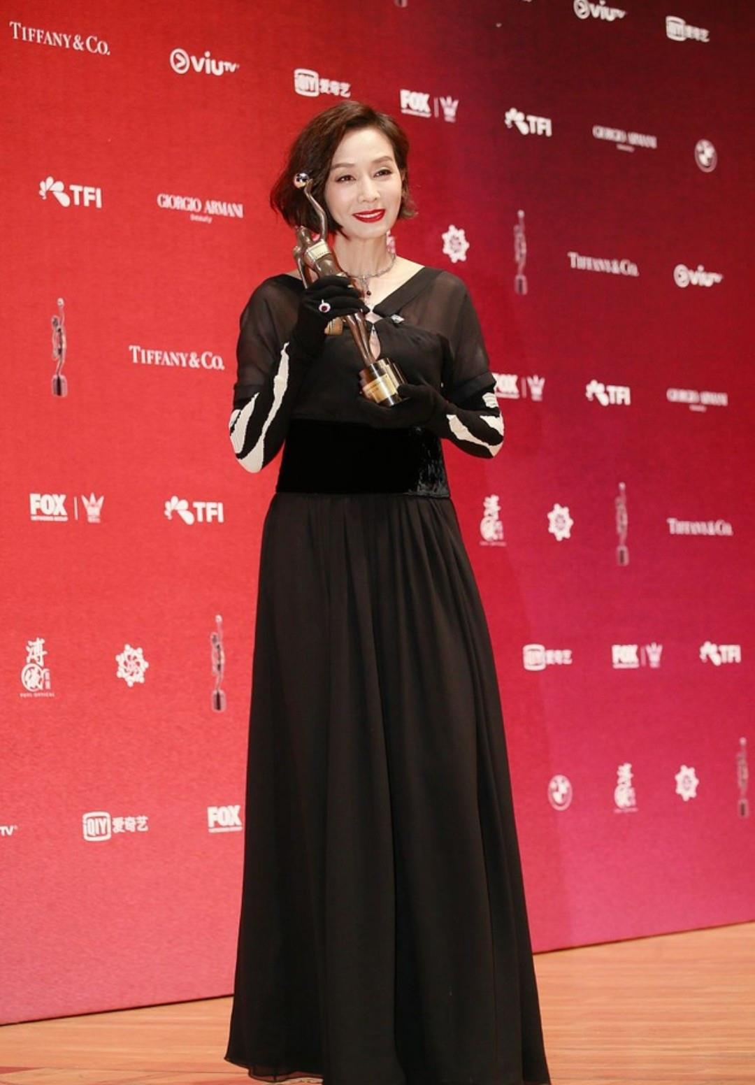 61岁毛舜筠风采依旧，穿黑T恤仍有女神范，这气质同龄人比不了