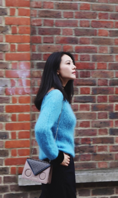 高圆圆穿着真不一般，白色连衣裙胸前系个蝴蝶结，40多岁还似少女