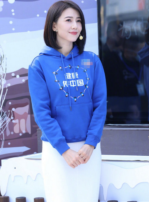 高圆圆穿着真不一般，白色连衣裙胸前系个蝴蝶结，40多岁还似少女