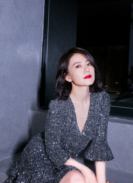 高圆圆穿着真不一般，白色连衣裙胸前系个蝴蝶结，40多岁还似少女