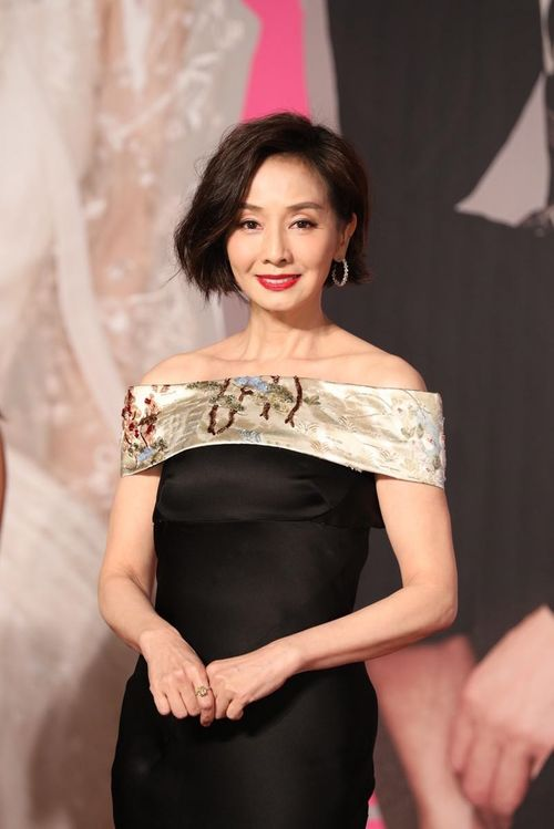 61岁毛舜筠风采依旧，穿黑T恤仍有女神范，这气质同龄人比不了