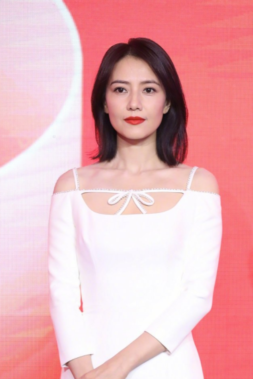 高圆圆穿着真不一般，白色连衣裙胸前系个蝴蝶结，40多岁还似少女