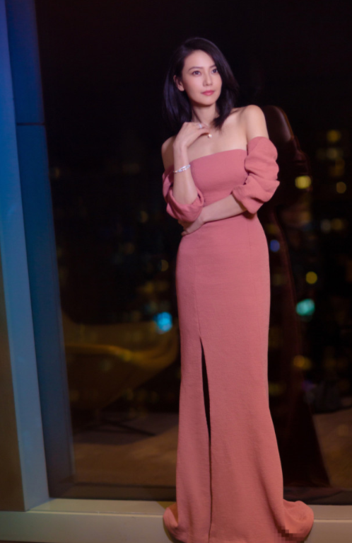 高圆圆穿着真不一般，白色连衣裙胸前系个蝴蝶结，40多岁还似少女