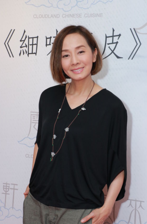 61岁毛舜筠风采依旧，穿黑T恤仍有女神范，这气质同龄人比不了