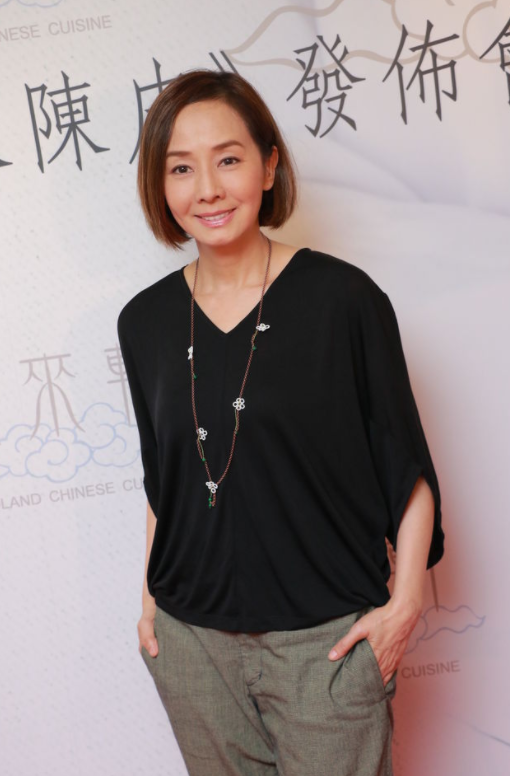 61岁毛舜筠风采依旧，穿黑T恤仍有女神范，这气质同龄人比不了