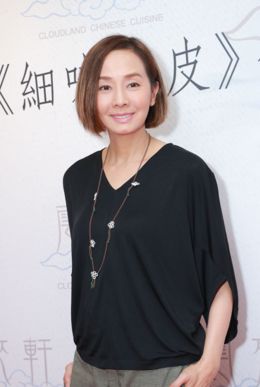 61岁毛舜筠风采依旧，穿黑T恤仍有女神范，这气质同龄人比不了