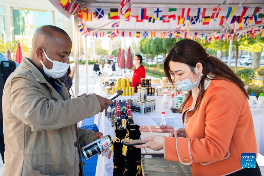 A visitor pays via a mobile payment system during the 2021 Global Digital Trade Conference and Wuhan (Hankoubei) Commodities Fair in Wuhan, capital of central China's Hubei Province, Oct. 12, 2021. (Photo by Wu Zhizun/Xinhua)