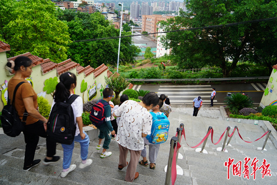 在7月1日向綦江区教育委员会送达的一份检察建议书中,綦江区人民检察