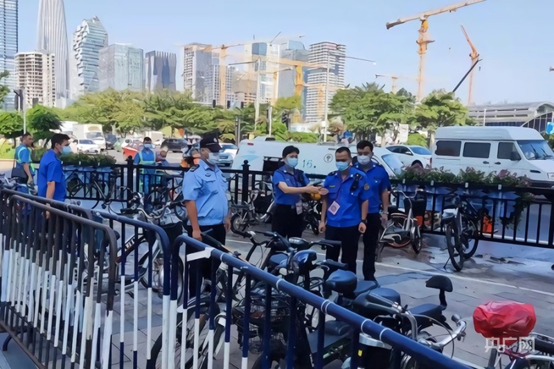 海珠城管执法人员对违反市容环境秩序行为开展整治.
