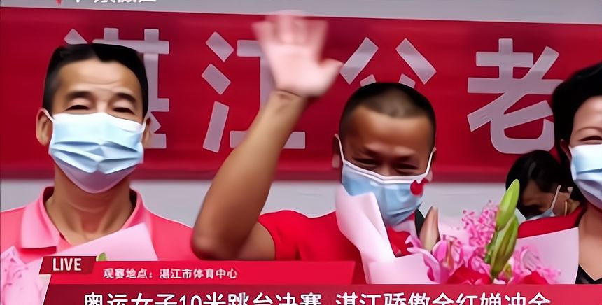 拉起大横幅祝福全红婵!女市长穿大红外套庆祝,红姐老爸激动捧花休闲区蓝鸢梦想 - Www.slyday.coM 拉起大横幅祝福全红婵!女市长穿大红外套庆祝,红姐老爸激动捧花休闲区蓝鸢梦想 - Www.slyday.coM