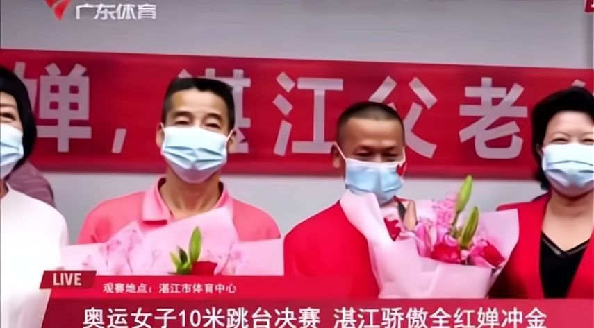 拉起大横幅祝福全红婵!女市长穿大红外套庆祝,红姐老爸激动捧花休闲区蓝鸢梦想 - Www.slyday.coM 拉起大横幅祝福全红婵!女市长穿大红外套庆祝,红姐老爸激动捧花休闲区蓝鸢梦想 - Www.slyday.coM