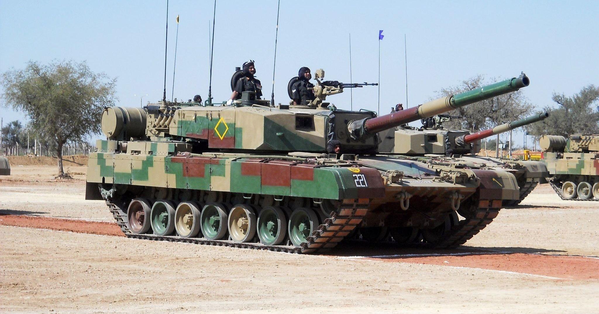 而现在印度国防部采购的"阿琼mk1-a"型,则是在"阿琼"基础版上进行大量