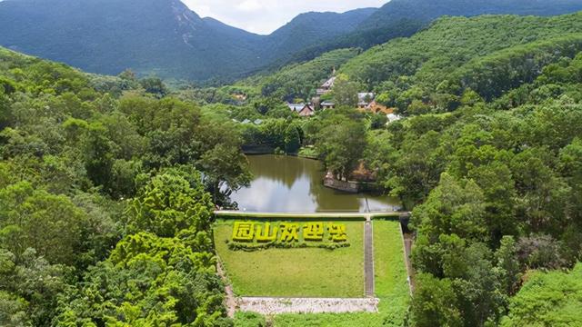 园山风景区位于龙岗区园山街道大康社区,占地10平方公里,山峦起伏