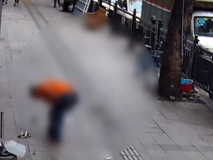 男子按摩后逃单从二楼跳下,跑了……休闲区蓝鸢梦想 - Www.slyday.coM 男子按摩后逃单从二楼跳下,跑了……休闲区蓝鸢梦想 - Www.slyday.coM