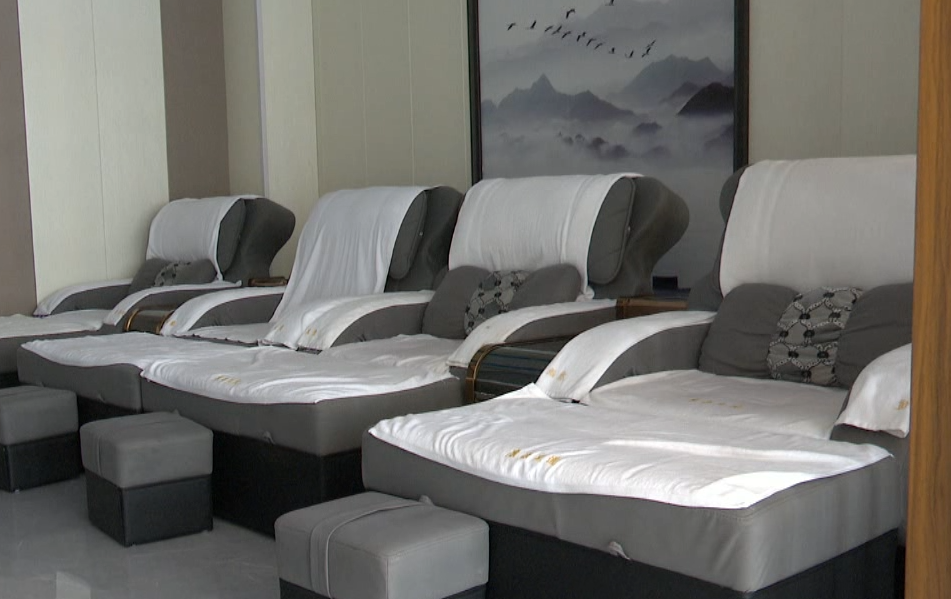 男子按摩后逃单从二楼跳下,跑了……休闲区蓝鸢梦想 - Www.slyday.coM 男子按摩后逃单从二楼跳下,跑了……休闲区蓝鸢梦想 - Www.slyday.coM