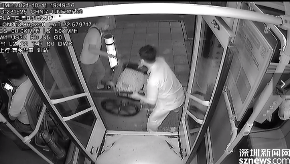 公交司机帮助残疾人搬抬轮椅暖心之举 获全车乘客点赞休闲区蓝鸢梦想 - Www.slyday.coM 公交司机帮助残疾人搬抬轮椅暖心之举 获全车乘客点赞休闲区蓝鸢梦想 - Www.slyday.coM