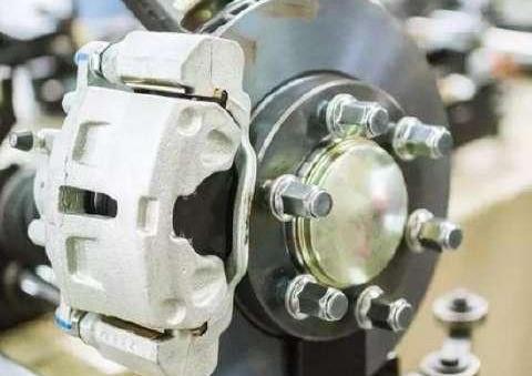 汽车刹车片究竟多久换一次？老司机：通过这些方法就能自己判断