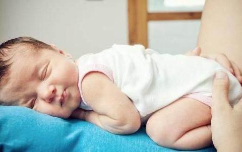 宝宝睡醒后，若有这几种反应，说明宝宝很聪明，妈妈要好好培养