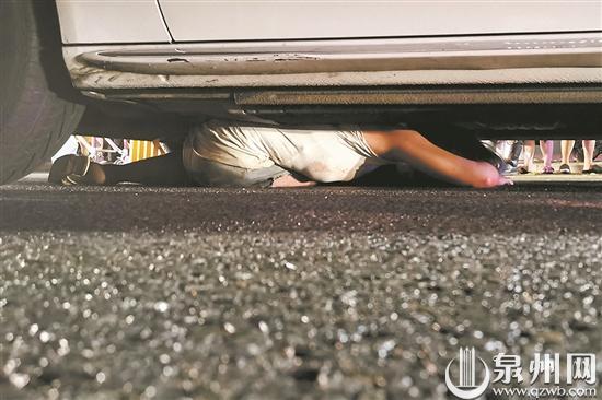 刺桐公园外,一女子深夜醉卧路中央 小车将其卷入车底休闲区蓝鸢梦想 - Www.slyday.coM 刺桐公园外,一女子深夜醉卧路中央 小车将其卷入车底休闲区蓝鸢梦想 - Www.slyday.coM