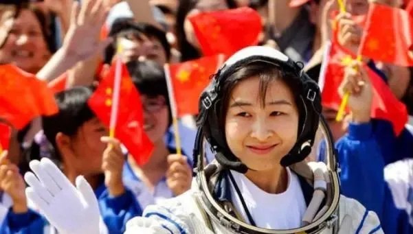热搜3亿!最美中国空间站首位女航天员,竟然在太空给8万学校6000万学生上课!休闲区蓝鸢梦想 - Www.slyday.coM 热搜3亿!最美中国空间站首位女航天员,竟然在太空给8万学校6000万学生上课!休闲区蓝鸢梦想 - Www.slyday.coM