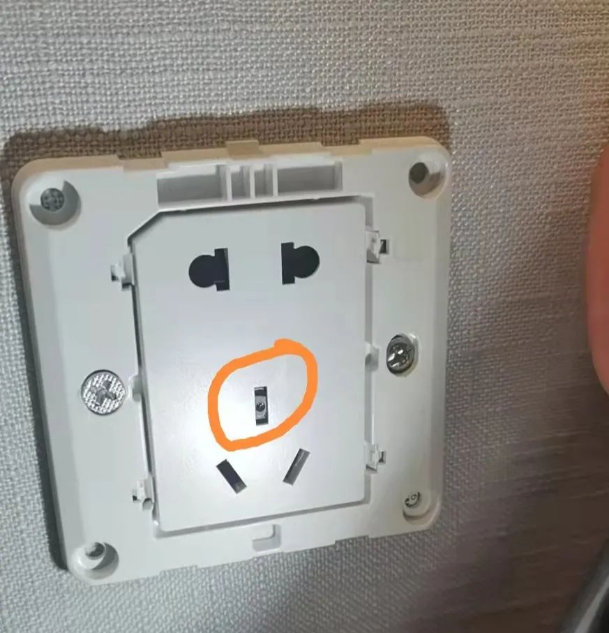 细思极恐!女子住酒店,换俩房间都发现了这个,紧急报警!休闲区蓝鸢梦想 - Www.slyday.coM 细思极恐!女子住酒店,换俩房间都发现了这个,紧急报警!休闲区蓝鸢梦想 - Www.slyday.coM