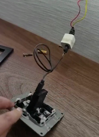 防不胜防!女子住酒店发现隐藏摄像头,正对着…换了一间,居然也有!休闲区蓝鸢梦想 - Www.slyday.coM 防不胜防!女子住酒店发现隐藏摄像头,正对着…换了一间,居然也有!休闲区蓝鸢梦想 - Www.slyday.coM